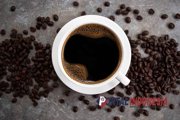 Kopi Kilat Cepat: Rasa yang Menggigit Saat Hujan di Cilacap